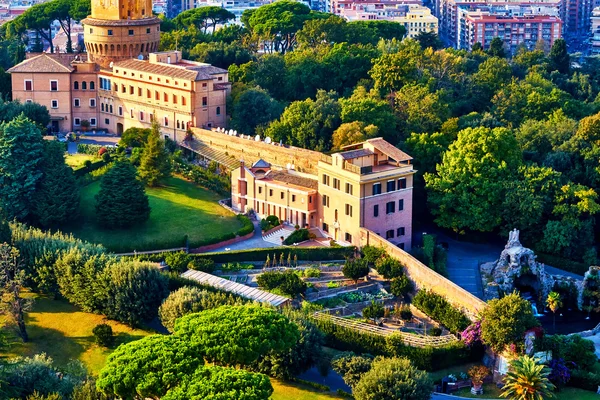 Monastery Mater Ecclesiae, Mother of the Church, inside Vatican City surrounded by Vatican Gardens viewed from top of the dome of the basilica of St. Peter — Stock Photo, Image