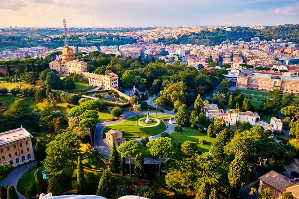Manastır Mater Ecclesiae, anne Vatikan Vatikan bahçelerle çevrili içinde kilise St. Peter Bazilikası kubbe tepesinden görüntülendi