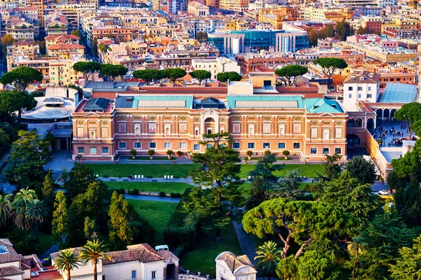 Pinacoteca Vaticana, parte de los museos vaticanos, dentro de la Ciudad del Vaticano rodeada de jardines vaticanos vistos desde lo alto de la cúpula de la basílica de San Pedro — Foto de Stock