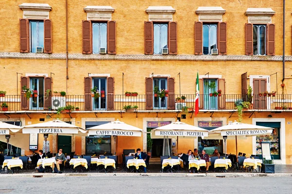 Gli ospiti si siedono sulla splendida terrazza del ristorante in Piazza Navona a Roma — Foto Stock