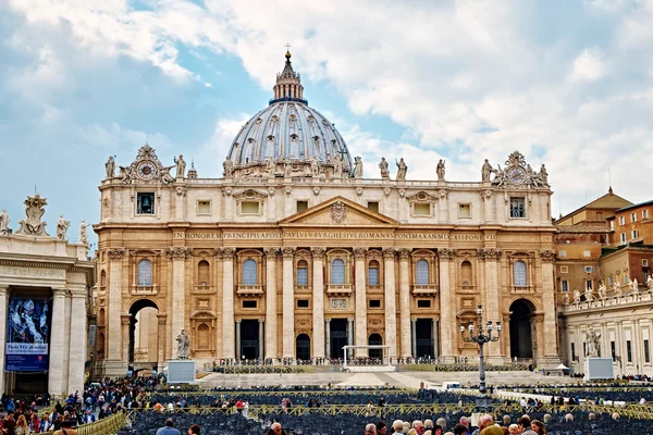 Fachada da basílica de São Pedro em Roma, Itália — Fotografia de Stock