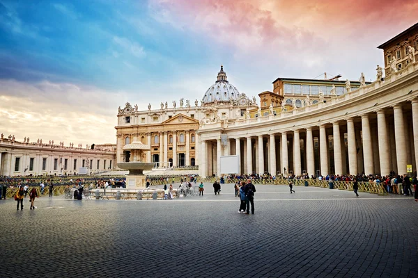 Touristen besuchen den Platz und die Basilika St. Peter in Rom — Stockfoto