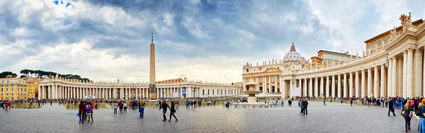 Touristes visitant la place et la basilique Saint-Pierre à Rome — Photo
