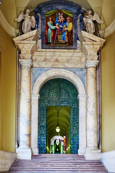 로마, 이탈리아에서 스위스 감시 보호 바티칸 공식 입구 중 하나 — 스톡 사진