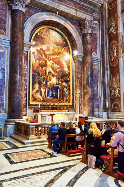 Hívek imádkozni, mielőtt a tomb of St. John Paul Ii: a Basilica of St. Peter's a Vatikán, Róma, Olaszország — Stock Fotó