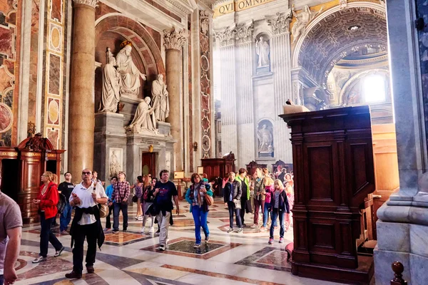 Die gläubigen und touristen machen einen rundgang durch das innere der basilika des heiligen peter 's in vatikan, rom, italien — Stockfoto