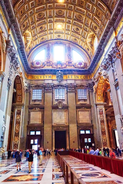 St. Peter's Bazilikası iç Vatikan, Roma, İtalya turu: sadık ve turist — Stok fotoğraf