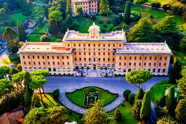 Palais du gouvernorat de l'État de la Cité du Vatican, à l'intérieur de la Cité du Vatican entouré de jardins du Vatican vus du haut du dôme de la basilique Saint-Pierre — Photo