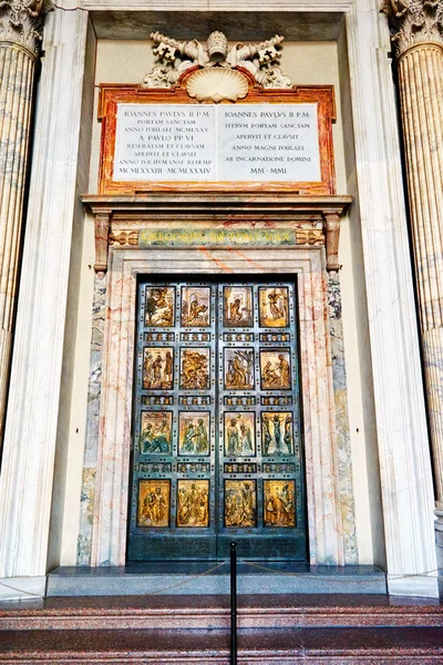 St. Peter's Bazilikası'nın Kuzey girişinde kutsal kapısıdır ben