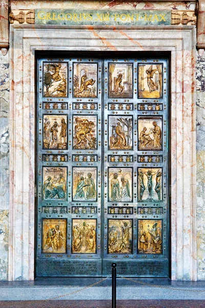 The Holy Door is the northern entrance at St. Peter's Basilica i — Stock Photo, Image