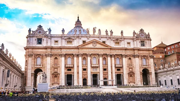 Dramatischer sonnenuntergang über der fassade der basilika des heiligen peter 's in vatikan, rom, italien — Stockfoto