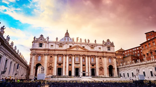 Drammatico tramonto sulla facciata della basilica di San Pietro in Vaticano, Roma, Italia — Foto Stock