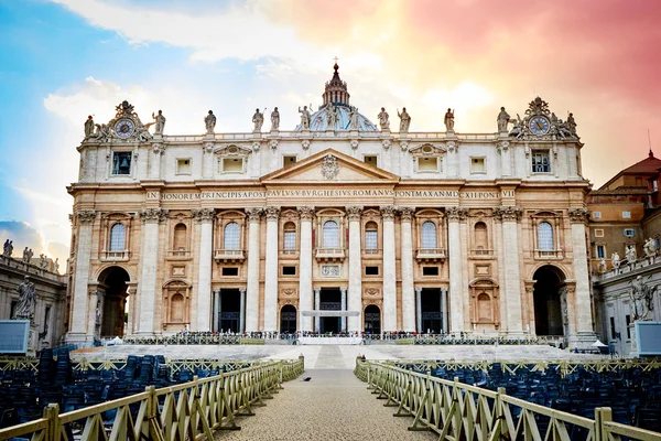 Drammatico tramonto sulla facciata della basilica di San Pietro in Vaticano, Roma, Italia — Foto Stock