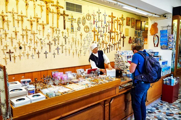 CIUDAD DEL VATICANO, VATICANO 29 DE OCTUBRE: Tienda de regalos en la Basílica de San Pedro en el Vaticano, Roma, Italia, 29 de octubre de 2014 — Foto de Stock