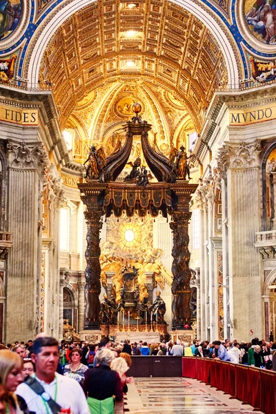 Vatikanstadt, Vatikan - 29. Oktober: Gläubige und Touristen besichtigen am 29. Oktober 2014 das Innere der Basilika St. Peter im Vatikan, Rom, Italien — Stockfoto