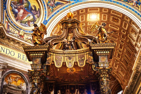 VATICAN CITY, VATICAN - OCTOBER 29: Detail of the main altar decorated with gold in the Basilica of St. Peter in the Vatican, Rome, Italy on October 29, 2014 — Zdjęcie stockowe