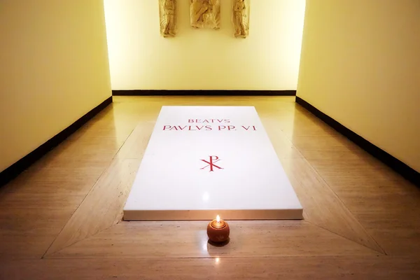 VATICAN CITY, VATICAN - OCTOBER 29: Tomb of pope Paul VI in the crypt beneath the basilica of St. Peter's Basilica in the Vatican on October 29, 2014 — 스톡 사진