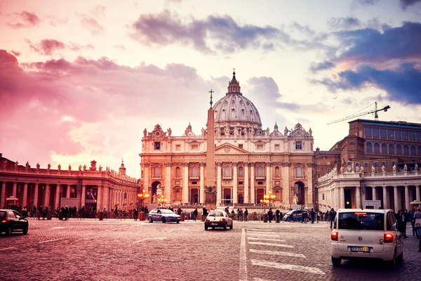 VATICAN CITY, VATICAN - OCTOBER 29: Traffic and the Basilica of St. Peter in the Vatican at dusk seen from the street via della Conciliazione in Rome, Italy on October 29, 2014. — Stock Photo, Image