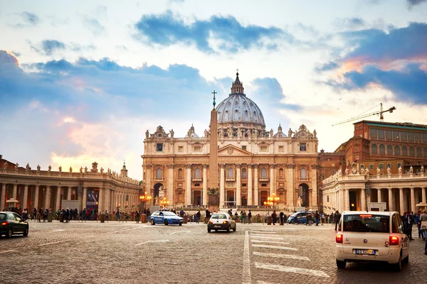 VATICAN CITY, VATICAN - OCTOBER 29: Traffic and the Basilica of St. Peter in the Vatican at dusk seen from the street via della Conciliazione in Rome, Italy on October 29, 2014. — Stock Fotó