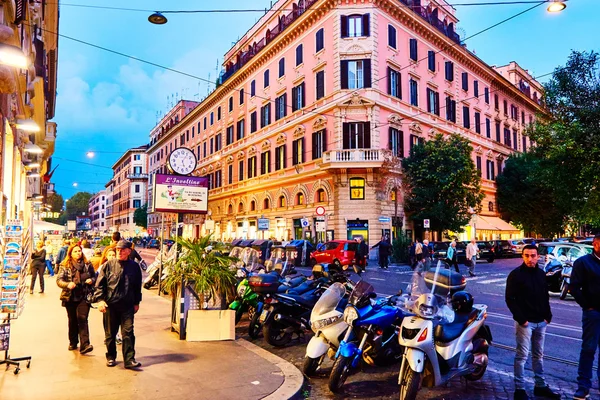 РИМ, ИТАЛИЯ - 29 ОКТЯБРЯ: Люди ходят по ночным улицам Рима 29 октября 2014 года . — стоковое фото
