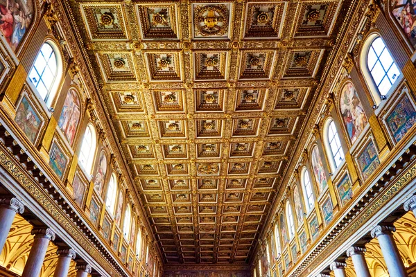 ROME, ITALY - OCTOBER 30: The main vault of the church Santa Maria Maggiore is completely studded with pure gold in Rome, Italy on October 30, 2014. — Stock fotografie