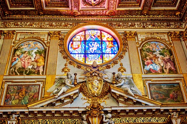 ROME, ITALY - OCTOBER 30: The interior of the church of St. Mary Major, Santa Maria Maggiore is full of works of art, valuable objects and relics in Rome, Italy on October 30, 2014. — Stok fotoğraf