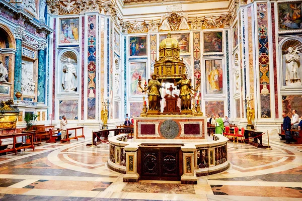 ROMA, ITALIA - 30 DE OCTUBRE: El interior de la iglesia de Santa María la Mayor, Santa María la Mayor está llena de obras de arte, objetos valiosos y reliquias en Roma, Italia el 30 de octubre de 2014 . — Foto de Stock