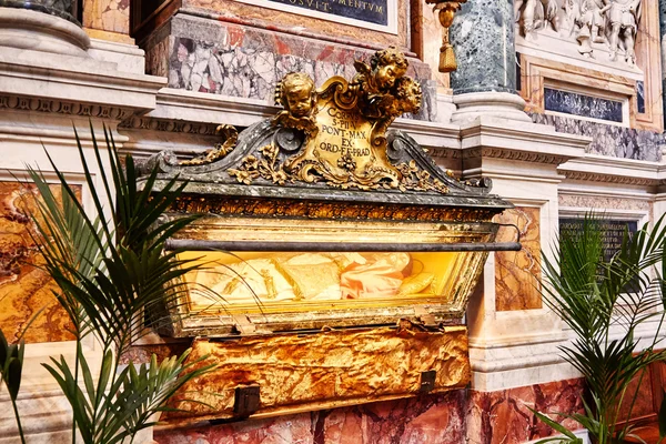 Rom, italien - 30. oktober: das innere der kirche der hl. Maria Maggiore ist voll von kunstwerken, wertvollen gegenständen und reliquien in rom, italien am 30. oktober 2014. — Stockfoto