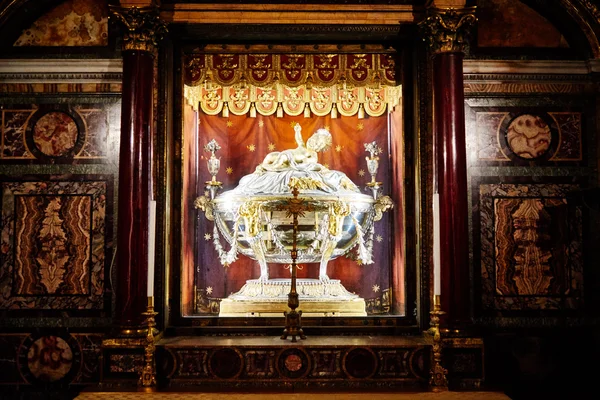 ROME, ITALY - OCTOBER 30: Interior gereja St. Mary Major, Santa Maria Maggiore penuh dengan karya seni, benda berharga dan relikui di Roma, Italia pada tanggal 30 Oktober 2014 . — Stok Foto