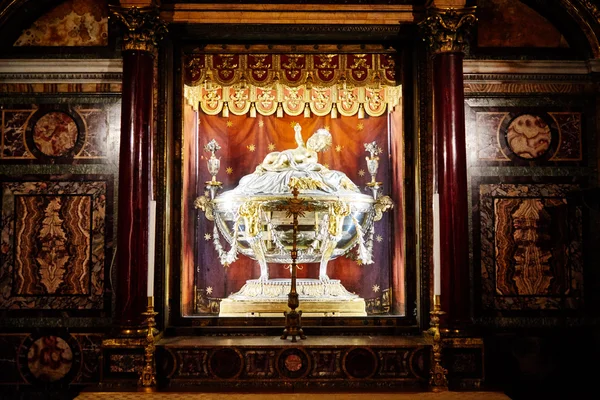 ROME, ITALY - OCTOBER 30: The interior of the church of St. Mary Major, Santa Maria Maggiore is full of works of art, valuable objects and relics in Rome, Italy on October 30, 2014. — Stockfoto