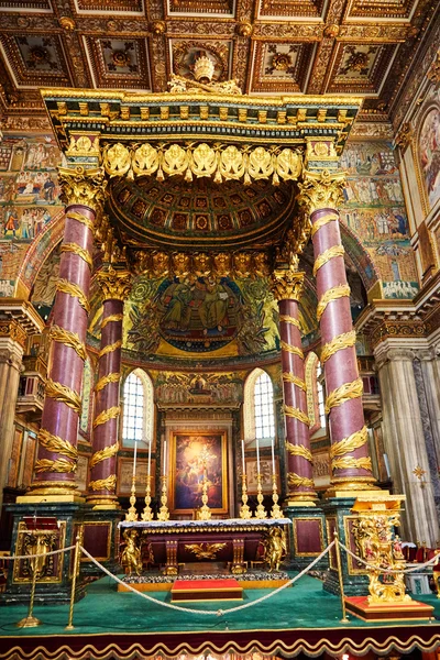 ROME, ITALY - OCTOBER 30: The interior of the church of St. Mary Major, Santa Maria Maggiore is full of works of art, valuable objects and relics in Rome, Italy on October 30, 2014. — Stock Fotó
