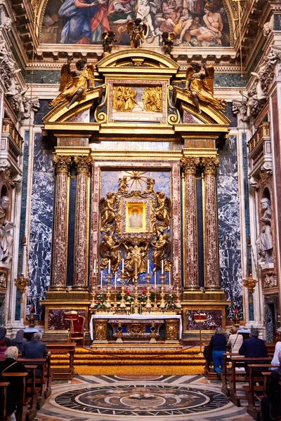 ROME, ITALY - OCTOBER 30: Interior gereja St. Mary Major, Santa Maria Maggiore penuh dengan karya seni, benda berharga dan relikui di Roma, Italia pada tanggal 30 Oktober 2014 . — Stok Foto