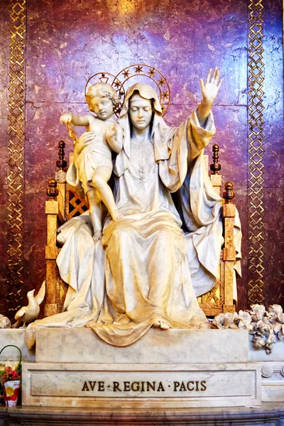 ROMA, ITALIA - 30 DE OCTUBRE: Estatua de la Reina de la Paz, la Virgen María, en la iglesia de Santa María la Mayor, Santa Maria la Mayor en Roma, Italia, 30 de octubre de 2014 . —  Fotos de Stock