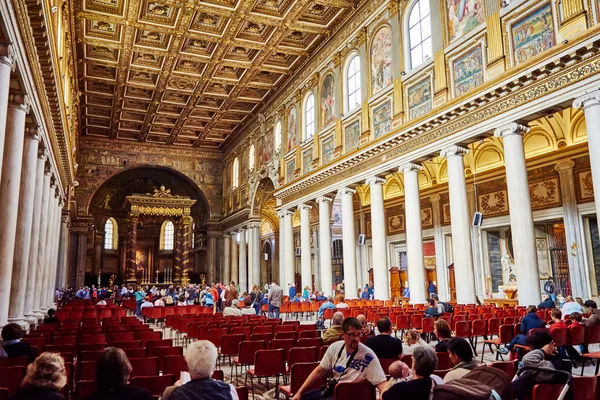 Rom, italien - 30. oktober: touristen erkunden das hauptgewölbe der kirche von santa maria maggiore, die in rom, italien am 30. oktober 2014 komplett mit reinem gold überzogen ist. — Stockfoto