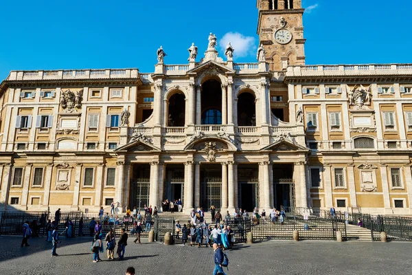 ROME, ITALIE - 30 OCTOBRE : Les touristes et les fidèles visitent la basilique Santa Maria Maggiore à Rome, Italie, le 30 octobre 2014 . — Photo