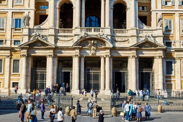 ROMA, ITÁLIA - OUTUBRO 30: Os turistas e os fiéis visitam a Basílica de Santa Maria Maggiore, em Roma, Itália, no dia 30 de outubro de 2014 . — Fotografia de Stock