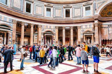 Roma, İtalya - 29 Ekim: Birçok turist antik Panteon Roma, İtalya 29 Ekim 2014 ziyaret.