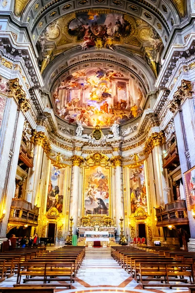 Rom, Italien - 29. Oktober: das Innere der Kirche des hl. Ignatius von Loyola ist voll von Kunstwerken, wertvollen Objekten und Reliquien in Rom, Italien am 29. Oktober 2014. — Stockfoto