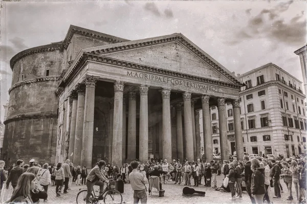 Rome, Italië - 29 oktober: Veel toeristen bezoeken het oude Pantheon in Rome, Italië op 29 oktober 2014. — Stockfoto