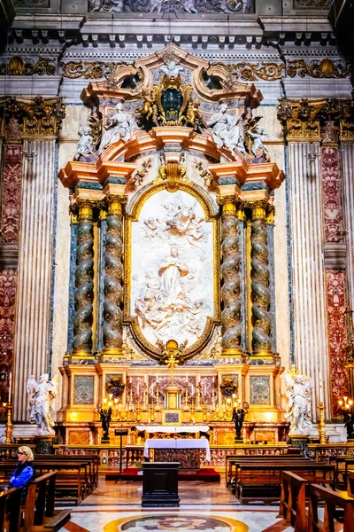 Rom, Italien - 29. Oktober: das Innere der Kirche des hl. Ignatius von Loyola ist voll von Kunstwerken, wertvollen Objekten und Reliquien in Rom, Italien am 29. Oktober 2014. — Stockfoto