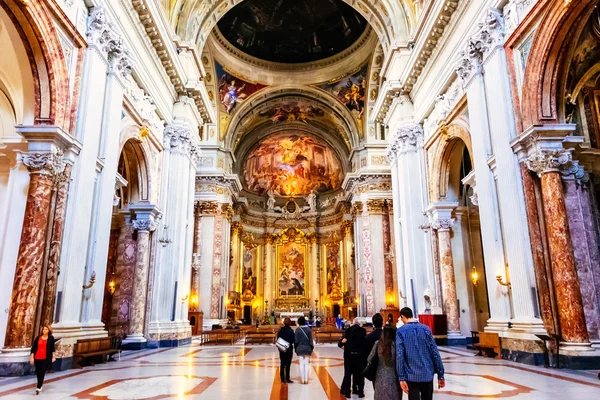 ROMA, ITÁLIA - OUTUBRO 29: O interior da Igreja de Santo Inácio de Loyola está cheio de obras de arte, objetos valiosos e relíquias em Roma, Itália, em 29 de outubro de 2014 . — Fotografia de Stock