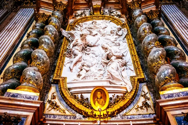 ROMA, ITALIA - 29 DE OCTUBRE: El interior de la Iglesia de San Ignacio de Loyola está lleno de obras de arte, objetos valiosos y reliquias en Roma, Italia, el 29 de octubre de 2014 . — Foto de Stock