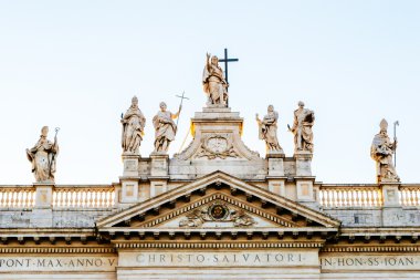 İsa Mesih ve Archbasilica St. John Lateran Roma, İtalya'nın üstüne çeşitli Aziz heykelleri