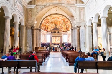 Rome, İtalya - 30 Ekim: Vincoli Roma, İtalya, San Pietro Kilisesi 30 Ekim 2014 keşfetmek turist.