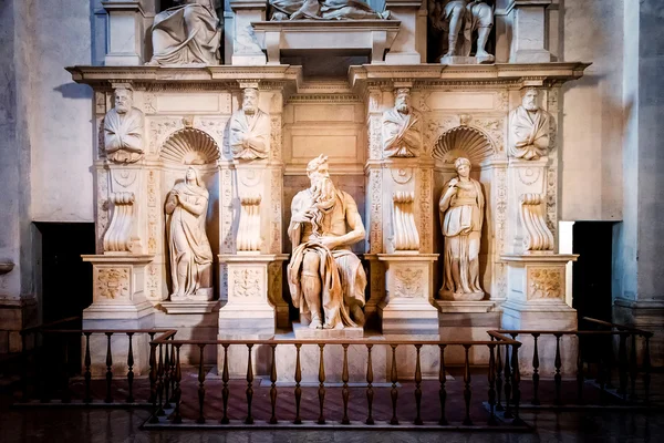 Skulptur av profeten Moses, gjort av den berömda konstnären Michelangelo i kyrkan San Pietro in Vincoli i Rom, Italien — Stockfoto