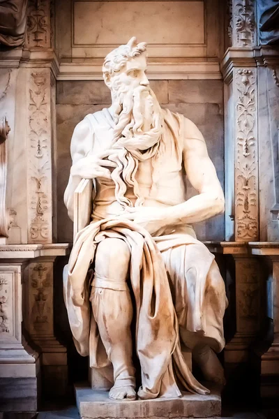 Escultura del profeta Moisés, realizada por el famoso artista Miguel Ángel en la iglesia de San Pietro in Vincoli en Roma, Italia —  Fotos de Stock