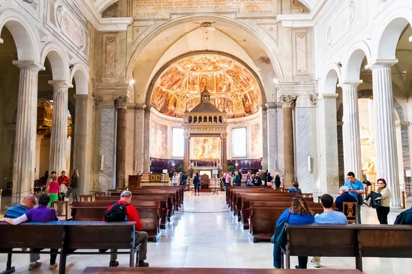 Rome, Olaszország - október 30: Turisták feltárása a templom a San Pietro in Vincoli-Róma, Olaszország-2014. október 30.. — Stock Fotó