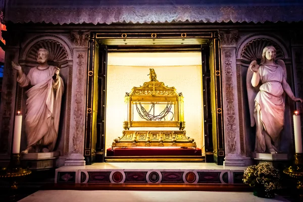 ROME, ITALY - OCTOBER 30: Chains in which was chained St. Peter are kept in the church of San Pietro in Vincoli in Rome, Italy on October 30, 2014. — Stock Photo, Image