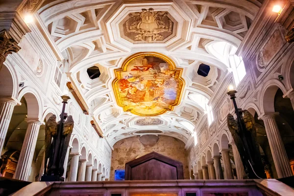 Rom, italien - oktober 30: innenraum der kirche von san pietro in vincoli in rom, italien am oktober 30, 2014. — Stockfoto