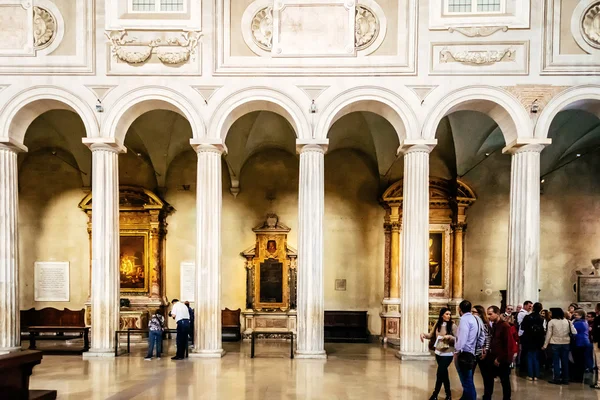 Rom, Italien - 30 oktober: Interiör av kyrkan San Pietro in Vincoli i Rom, Italien den 30 oktober 2014. — Stockfoto